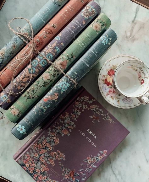 Pretty Books, Library Aesthetic, Tea And Books, Vintage Book Covers, Beautiful Book Covers, World Of Books, Book Inspiration, Classic Books, I Love Books