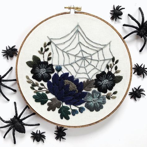 Where all my spooky friends at?! 🕸🔮👻 This Victorian Gothic hoop is officially finished and I’m hard at work on the PDF pattern! I know… Edgy Embroidery, Embroidery Halloween, Halloween Decor Diy, Halloween Embroidery Designs, Crochet Halloween, Diy Halloween Decor, Diy Broderie, Decor Crochet, Halloween Embroidery