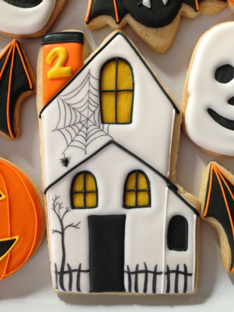 Halloween House Cookies Decorated, Haunted House Royal Icing Cookies, House Cookies Decorated, Haunted House Cookies, Halloween Icing, Spooky Cookies, Cookie Halloween, Halloween Biscuits, Galletas Halloween