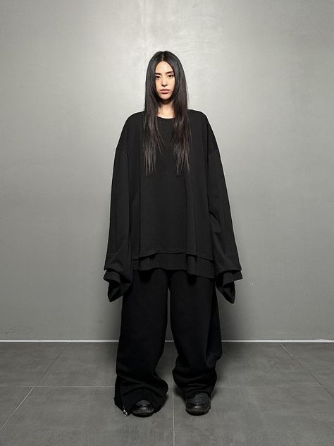 Composition : 100% cottonColor : BLACKCountry of Origin : Republic of Korea Black Oversized Outfit, Edgy Streetwear, One Friend, Twin Beds, Oversized Outfit, Oversized Streetwear, Baggy Clothes, Black Goth, Layered T Shirt