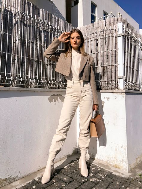 Cream Monochrome Outfit, Beige Monochrome Outfit, Monochromatic Outfit Summer, Taupe Outfit, Tan Outfit, Cropped Trench Coat, Monochromatic Fashion, Monochromatic Outfit, Monochrome Outfit