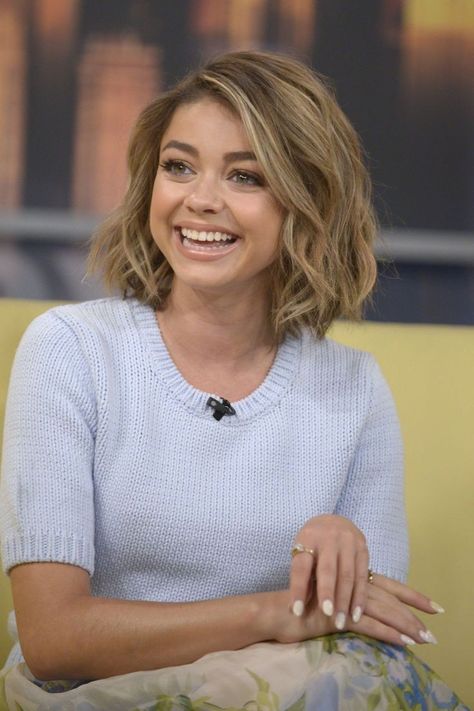 Sarah Hyland Short Hair, Sarah Hyland Hair, Above Shoulder Length Hair, Selena Gomez Short Hair, New York May, How To Curl Short Hair, Vlasové Trendy, Sarah Hyland, Favorite Hairstyles