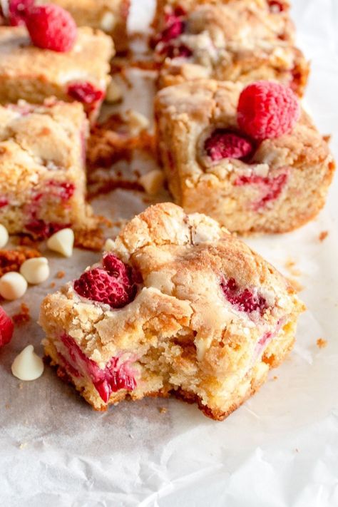 These Raspberry and White Chocolate Blondies are the perfect summer blondies recipe! This simple and easy blondie recipe uses a simple one-bowl blondie batter. The end result is a delicious and chewy blondie bar studded with lots of fresh raspberries and sweet white chocolate. Get the recipe for these easy raspberry and white chocolate blondies! Raspberry And White Chocolate Blondies, Raspberry Blondies Recipe, Blondies Aesthetic, Weeknight Desserts, Easy Blondie Recipe, Blondies Recipe Easy, Raspberry Brownie, Chocolate Desserts Fancy, Dessert Bars Recipes Easy