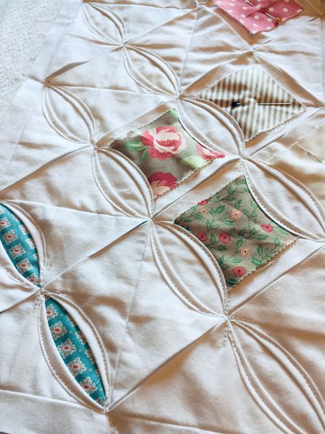 Do you always forget how to make quilt binding? Continue reading to learn how to make quilt binding and never run out of binding again! Binding A Quilt, Quilt Binding, Quilting Rulers, Free Quilting, Quilting Tutorials, Quilt Patterns Free, Run Out, Quilt Making, Baby Quilts