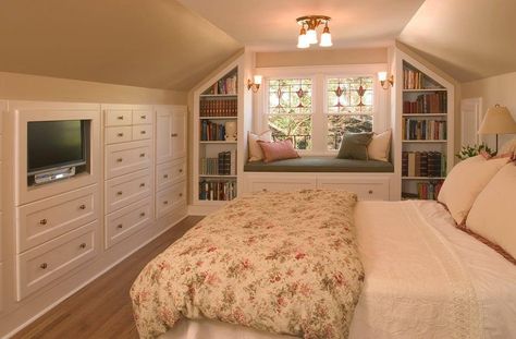 Like the built ins. Makes it look clean. Traditional Guest Bedroom, Low Ceiling Bedroom, Attic Bedroom Designs, Attic Bathroom, Attic Design, Attic Bedrooms, Attic Spaces, Attic Renovation, Upstairs Bedroom