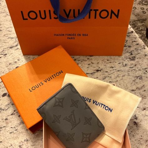 Louis Vuitton Pocket Organizer - Grey Monogram Used Louis Vuitton, Pocket Organizer, Louis Vuitton Accessories, Key Card Holder, Card Holders, Gift Bag, Beautiful Colors, Gift Box, Mens Accessories