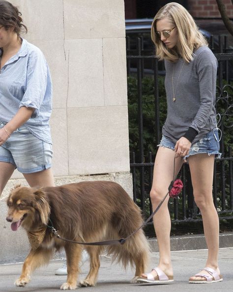 Birkenstock Sydney Outfit, Amanda Seyfried Dog, Pink Birkenstocks, Birkenstock Sydney, Womens Birkenstocks, Neutral Wardrobe, Lily Collins Style, Start A Family, Fashion Moments