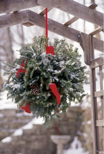 garden-decorations-winter-christmas-greenery-kissing-ball - Kissing Balls Christmas, Outdoor Christmas Decoration Ideas, Gardening Club, Outdoor Christmas Planters, Holiday Planter, Kissing Balls, Kissing Ball, Gardening Landscaping, Winter Decorations Diy