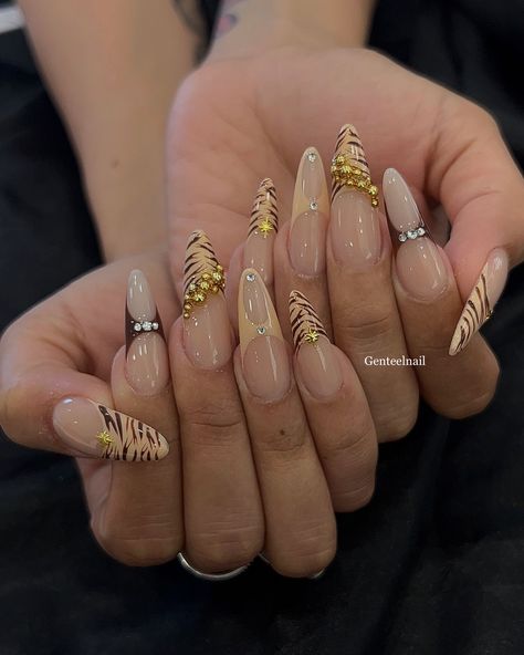 Creme Brulee 🤎🐆 📍We’re located in Bloor West Village near Jane and Runnymede station 🚉 . . #GENTEELnailsalon #downtowntoronto #higparknails #Torontonailsalon #frenchtip #nails #halloweennails #nailart #nailsonfleek #gel #nailsr2inspire #birthdaynails #acrylicnails #freehandnailart #characterart #butterflynail #y2k #crystalnail #summernail #diamondnail #valentinenails #cateyenails #3dgel #chromenail Gold Maximalist Nails, Trendy Nail Art Designs, Classic Nails, Diamond Nails, Oval Nails, Crystal Nails, Glam Nails, Acrylic Nails Coffin Short, Unique Acrylic Nails