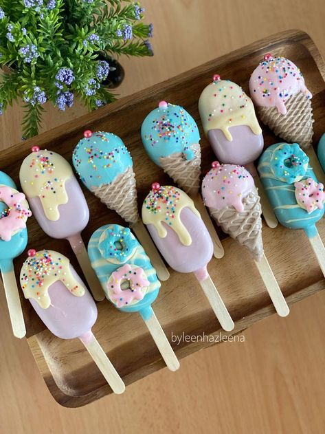 Ice Cream Birthday Party Theme, Popsicles Cake, Ice Cream Cake Pops, Candyland Cake, Candy Theme Birthday Party, Cake Pop Designs, Candy Birthday Cakes, Candy Land Birthday Party, Cake Pop Decorating