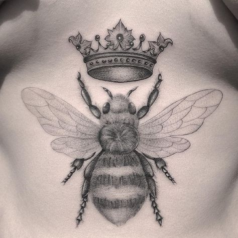 Queen bee on Isabel, thanks for asking me to begin your London collection, honoured to be alongside such amazing artists 🙏💙 #bumblebee #bee… Queen Bee Tattoo, Honey Bee Tattoo, Bumble Bee Tattoo, Queen Tattoo, Sternum Tattoo, Crown Tattoo, Bee Tattoo, Cute Tattoos For Women, Black Ink Tattoos