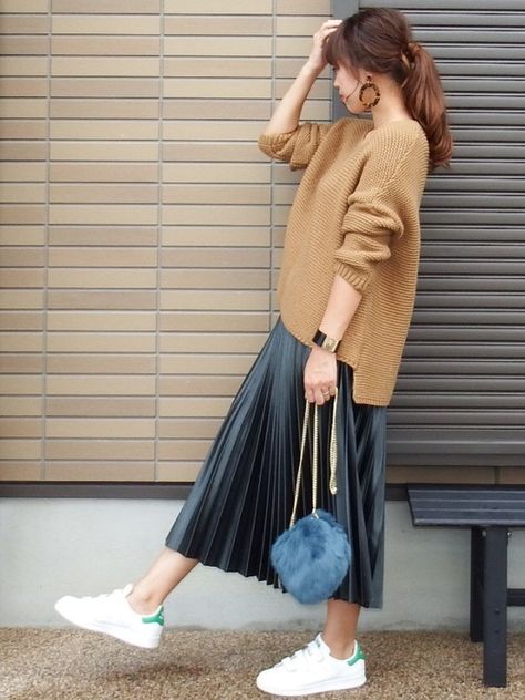 Midi Skirt Office Outfit, Pleated Skirt Sneakers, Skirt Sneakers Outfit, Skirt Office Outfit, Pleated Skirt And Sneakers, Pleated Maxi Skirt Outfit, Casual Minimalist Outfit, Skirt With Sneakers, Skirt Sneakers