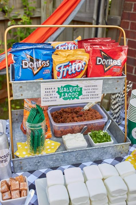 Looking for ways to have an amazing party on a super tight budget? These cheap and easy party food ideas are perfect if you're looking for cheap party food for a crowd. Walking Tacos Party, Eno Hammock, Bug Juice, Walking Tacos, Bonfire Party, Camping Birthday Party, Camping Parties, Taco Party, Easy Party Food