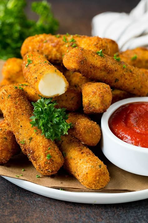 Fried Cheese Sticks, Summer Blue Nails, Garden Salad Recipe, Cheese Sticks Recipe, Homemade Mozzarella Sticks, Mozzarella Sticks Recipe, Classic Appetizers, Dip Sauce, Mozzarella Sticks