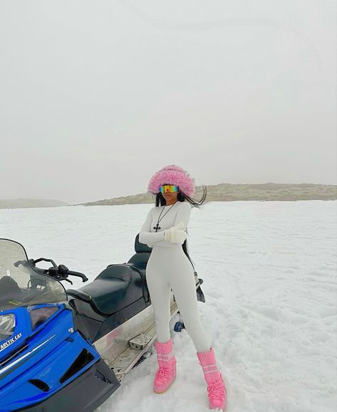 Snow Fits Black Women, Skiing Outfit Black Women, Ski Outfit Black Women, Aspen Black Girls Trip, Ski Trip Black Women, Ski Outfits Black Women, Pictures To Take In The Snow, Snow Tubing Aesthetic, Girls Ski Trip Outfits