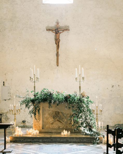 This Romantic Italian Wedding Features a Historic Venue—and One Amazing View Wedding Church Decorations, Ceremony Candles, Wedding Ceremony Ideas, Wedding Venues Indoor, Altar Flowers, Church Wedding Decorations, Church Decorations, Wedding Church, Romantic Candles