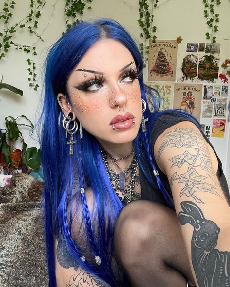 Split Dye Updo, Warm Blue Hair, Blue Hair Makeup Ideas, Costume Ideas With Blue Hair, Dark Blue Money Piece Hair, Blue Split Dye, Colored Hair Inspiration, Blue Color Block Hair, Ion Sapphire Hair Color