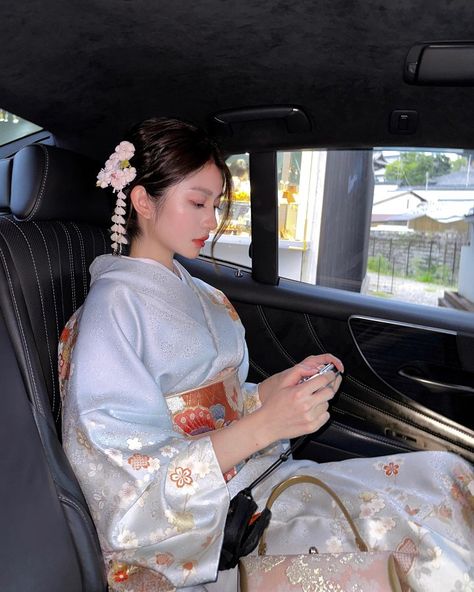 Yukata Women, Cute Kimonos, Traditional Japanese Kimono, Chinese Hairstyle, Aesthetic Japan, Tokyo Fashion, Japanese Aesthetic, Beautiful Long Hair, Traditional Fashion