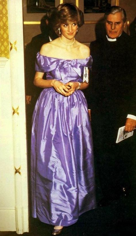 Princess Diana Purple, Lady Spencer, Princess Diana Rare, Princess Diana Fashion, Princess Diana Family, Princess Diana Photos, Princess Diana Pictures, Princes Diana, Diana Fashion