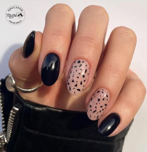 Black Nails With Accent, Black And Nude Nail Ideas, Nude Nail Ideas, Marilyn Nails, Classy Black Nails, Black Nail Ideas, Black And Nude Nails, Sponge Nail Art, Black Chrome Nails