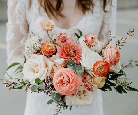 Patio Dinner Party, Bridal Bouquet Peach, Dahlia Bouquet, Spring Wedding Inspiration, Bright Wedding, Summer Bouquet, Wedding Inspiration Summer, Coral Wedding, Colorful Bouquet