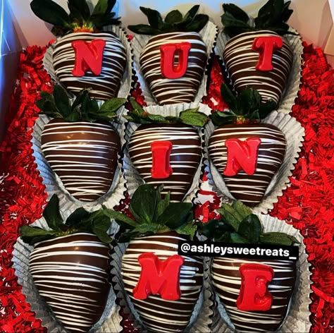 Valentine Chocolate Covered Strawberries, Chocolate Covered Desserts, Valentine Strawberries, Strawberry Box, Chocolate Covered Strawberry Recipe, Chocolate Covered Strawberries Bouquet, Strawberry Gifts, Valentines Gift Box, Chocolate Covered Treats