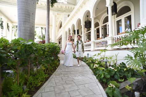 Moana Surfrider Hotel Hawaii, Waikiki Wedding, Moana Surfrider, Hawaii Christmas, Bloxburg Builds, Honeymoon Photos, Wedding Photo Gallery, Vow Renewal, Moana