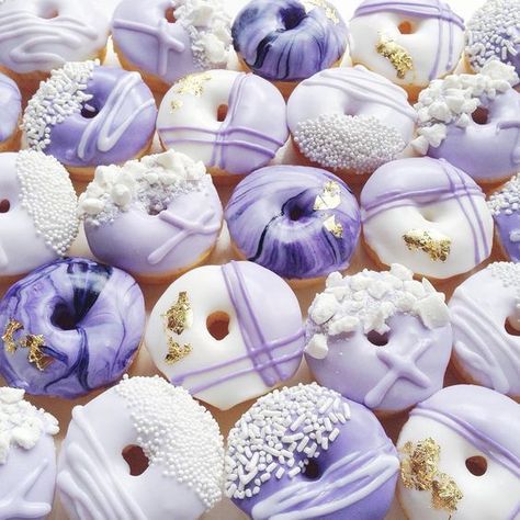 Donat Glaze, Donut Decorating Ideas, Fancy Donuts, Donut Decorations, Purple Food, Cute Donuts, Delicious Donuts, Donut Party, Baked Donuts