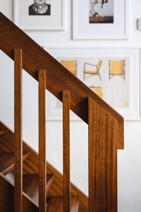 Stairs Mid Century Modern, Mid Century Stair Railing, Modern Banister, Mid Century Staircase, Mid Century Stairs, Mid Century Modern Foyer, Traditional Stairs, Mid Century Hallway, Wooden Staircase Railing