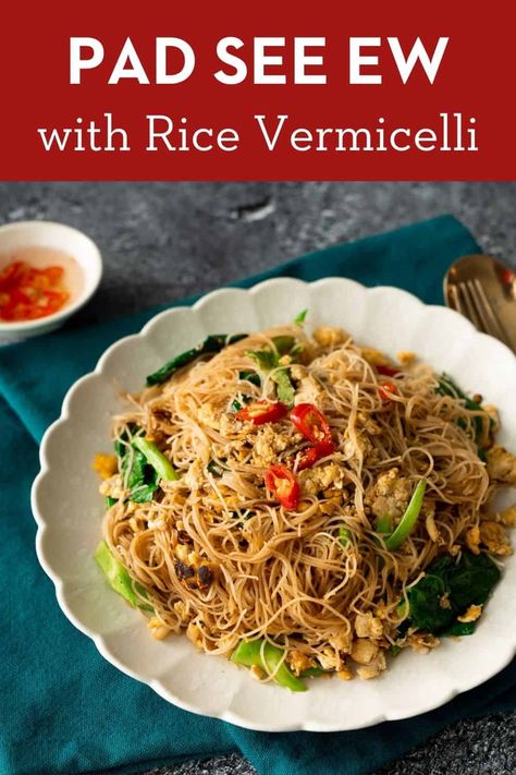 Vietnamese Rice Vermicelli Recipes, Rice Vermicelli Recipes, Thai Dinners, Hot Thai Kitchen, Thai Recipes Noodles, Food Thai, Pad See Ew, Pailin, Thai Kitchen