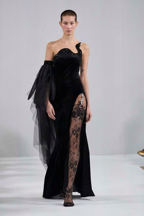 Black Couture Dress, Red And Black Fashion, Yaya Gosselin, Wedding Guest Dresses Long, Black Flame, Weird Fashion, Glam Dresses, Red Carpet Dresses, Couture Dresses