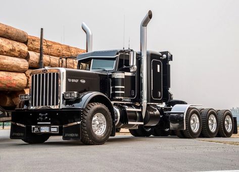 Peterbilt Tri Axle Logging Truck...... Custom heavy haul Old Peterbilt Trucks, Peterbilt Trucks Custom, Heavy Haul Trucks, Flatbed Truck Ideas, Custom Peterbilt, Custom Big Rig, Chevy Diesel Trucks, Trucking Business, American Trucks