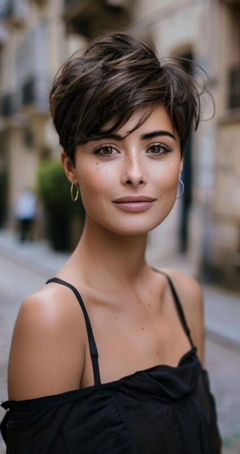 Refresh your look with 24 short haircuts that are tailored for oval faces, offering effortless chic and easy maintenance. Short Hairstyles For Oval Faces, Short Haircuts For Oval Faces, Haircuts For Oval Faces, Hairstyles For Oval Faces, Long Face Haircuts, Modern Short Hairstyles, Short Choppy Haircuts, Longer Pixie Haircut, Stylish Short Hair