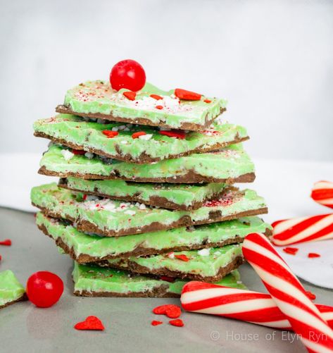 Grinch Bark, Saltine Bark, Make A Grinch, Grinch Candy, Oreo Bark, Peppermint Truffles, Peppermint Bark Recipes, Christmas Bark, Dark Chocolate Bark