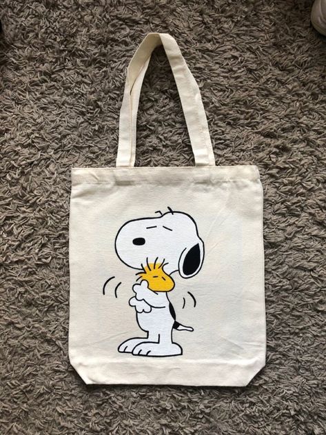 Bags🌼 Tote Bag Design Ideas Paint Easy, Canvas Tote Bag Painting Ideas, Tote Bag Painting Ideas Easy, Easy Tote Bag Painting, Snoopy Tote Bag, Diy Tote Bag Design, Painted Canvas Bags, Disney Tote Bags, Handpainted Tote Bags