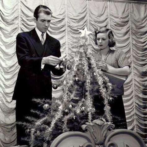 Jimmy Stewart and Margaret Sullavan, The Shop Around the Corner 1940. The Shop Around The Corner, Margaret Sullavan, Shop Around The Corner, Jimmy Stewart, Vintage Christmas Photos, Classic Christmas Movies, James Stewart, Holiday Movie, Christmas Past