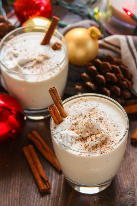 Rich, creamy, dairy-free and egg-free, this luscious vegan eggnog is super easy to make and the perfect sweet drink for holiday gatherings! Whip up a batch this Christmas! #vegan #veganrecipes #eggnog #dairyfree #holidays #christmas Vegan Eggnog Recipe, Dairy Free Egg Nog, Vegan Eggnog, Vegan Drinks Recipes, Cocina Diy, Vegan Christmas Recipes, Vegan Drinks, Eggnog Recipe, Egg Nog