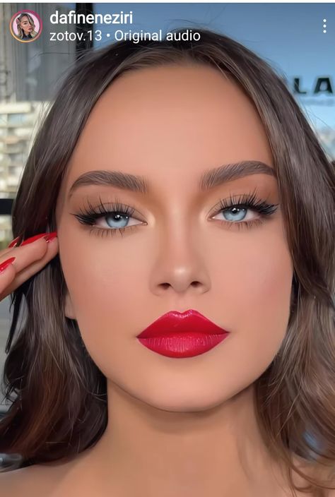 Eye Makeup With Red Lips, Eye Makeup Red Dress, Holiday Glam Makeup, Yellow Eye Makeup, Vintage Makeup Looks, Pink Lips Makeup, Red Lips Makeup Look, Red Carpet Makeup, Red Eye Makeup