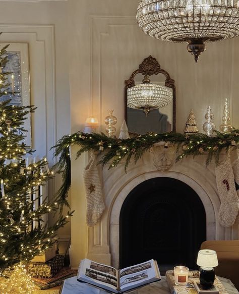 Holiday Decor Trends, White Christmas Lights, Holiday Mantel, Christmas Apartment, Christmas Mantle Decor, Modern Christmas Decor, Christmas Mantel Decorations, Christmas Decorations Living Room, Christmas Mantle