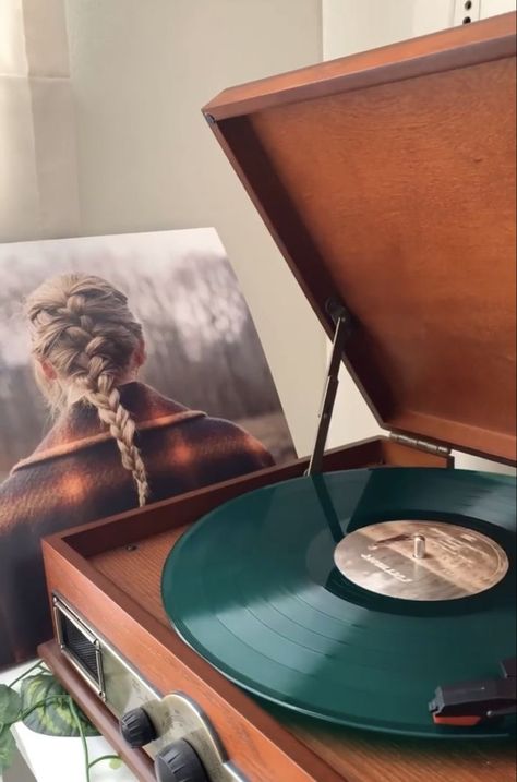 Evermore Vinyl, Record Player Aesthetic, Taylor Swift Evermore, Vinyl Aesthetic, Vinyl Player, Vinyl Record Player, All About Taylor Swift, Vinyl Cd, Record Players