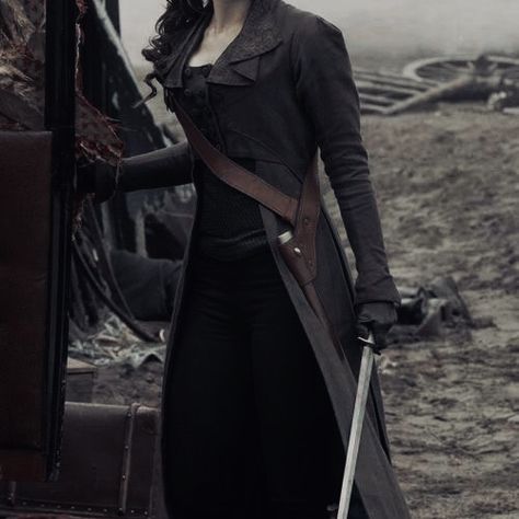 Pirate Aesthetic, Elizabeth Swann, A Darker Shade Of Magic, Pirate Queen, Pirate Woman, Fantasy Story, Sophie Turner, Fantasy Aesthetic, High Fantasy