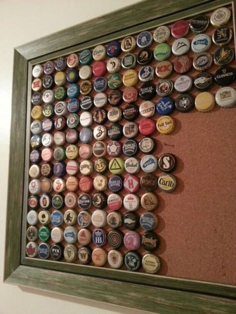 Bottle Cap Display Ideas, Beer Caps Diy, Easy Handmade Christmas Gifts, Beer Cap Projects, Beer Bottle Cap Crafts, Plastic Bottle Tops, Beer Cap Art, Bottle Cap Projects, Bar Deco