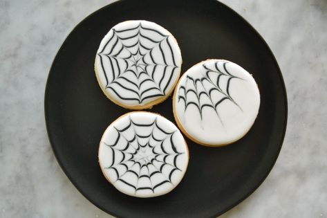 Sugar Cookie Ideas, Ghost Sugar Cookies, Spider Web Cookies, Decorate Halloween, Halloween Sugar Cookies Decorated, Christmas Cookie Boxes, Candy Corn Cookies, Halloween Cookie Recipes, Pumpkin Sugar Cookies