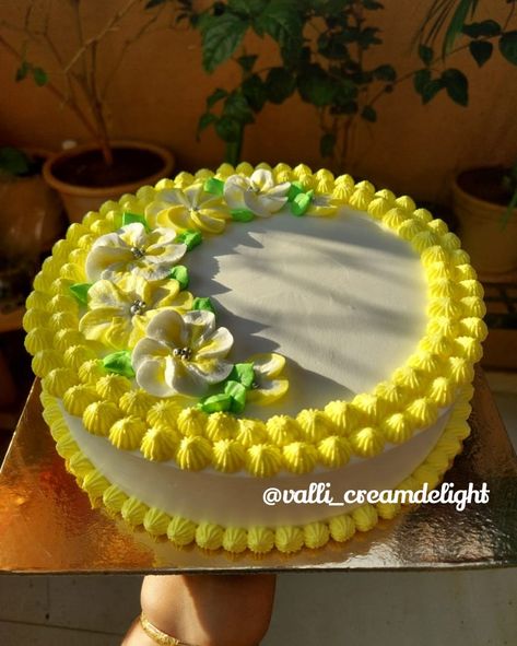 Pineapple flavour Cake Decorating Designs, Pretty Birthday Cakes, Sun Kissed, Birthday Cakes, Cake Decorating, Pineapple, Birthday Cake, Sun, Cream