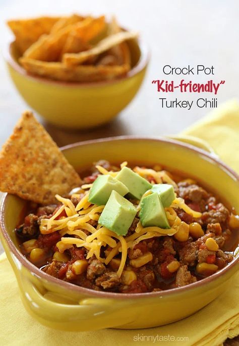 This CrockPot turkey chili recipe is just for the kiddos (or picky family members)! A kid-friendly chili with ground turkey, corn, bell pepper, tomatoes and spices. Serve it with some chips on the side for the perfect back to school lunch. Kid Friendly Chili, Turkey Chili Recipe Crockpot, Turkey Chili Crockpot, Recipe Crockpot, Chili Beans, Crockpot Turkey, Chili Recipe Turkey, Turkey Chili, Skinny Taste Recipes