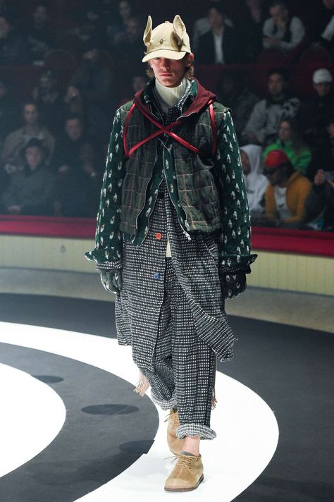 Undercover fall/winter 2020 menswear Dystopian Streetwear, Plaid Runway, Jojo Outfits, Utilitarian Fashion, Dynasty Warriors Characters, Korea Outfit, Outfits Bonitos, People References, Jun Takahashi