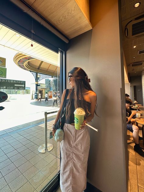 starbucks in japan >>> Starbucks Instagram Pictures, Starbucks Poses Instagram, Starbucks Selfie, Starbucks Girl, Japan Outfit, Professional Tips, Insta Post, Photo Style, Instagram Pose