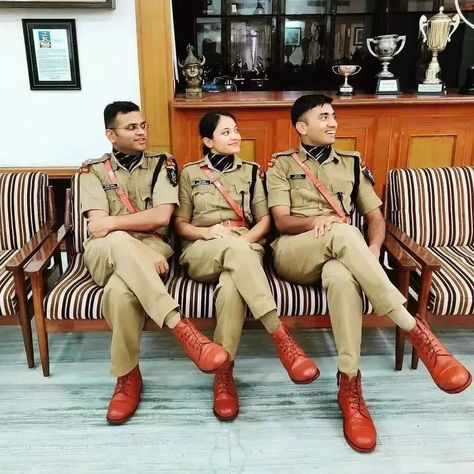 Ips Uniform, Ips Officers Lady, Ias Upsc Wallpapers, Teachers Day Message, Indian Police Service, Army Women, Business Casual Outfits For Work, Police Women, Indian Army