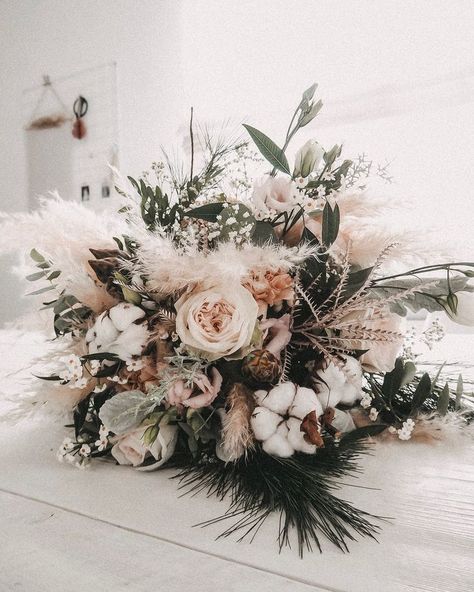 Winter Wedding Bouquet #wedding #winterwedding #boho #flowers #blumenstrauß #winterstrauß Garden Wedding Fall, Winter Wedding Bouquet, Winter Bouquet, Grass Wedding, Fall Wedding Bouquets, Fall Wedding Flowers, Boho Chic Wedding, Boho Flowers, Wedding Boho