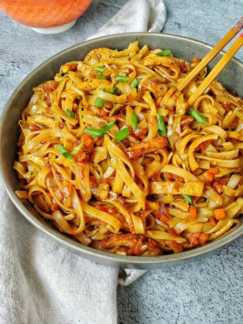 Vegetable Tofu Lo Mein - Munchmeals by Janet Vegan Stir Fry Noodles, Vegan Stir Fry, How To Press Tofu, Plant Based Whole Foods, Stir Fry Noodles, Lo Mein, Duck Sauce, Sweet Chili Sauce, Hoisin Sauce